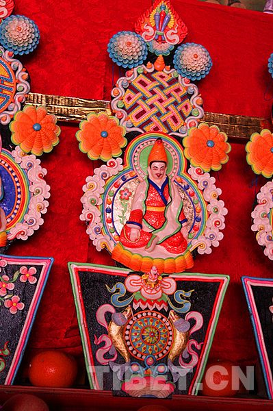 ལྷ་སའི་གཙུག་ལག་ཁང་དུ་བཅོ་ལྔའི་མཆོད་པ་འབུལ་བ།