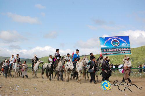 རྔ་བ་ཁུལ་གྱི་མི་རིགས་རྟ་རྒྱུགས་འགྲན་ཚོགས་ཧུང་ཡོན་རྫོང་ནས་གཟབ་རྒྱས་ངང་འཚོགས།