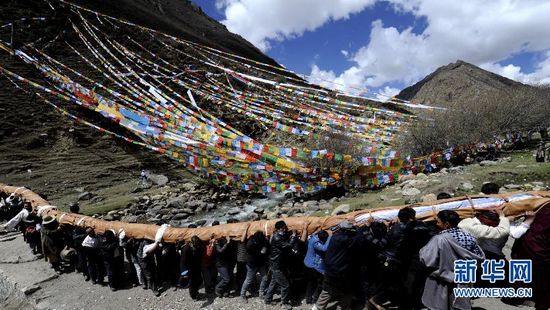 བོད་ལྗོངས་མཚར་ཕུ་དགོན་པར་གོས་སྐུ་བཤམས་པའི་ཆོ་ག་སྤེལ་པ།