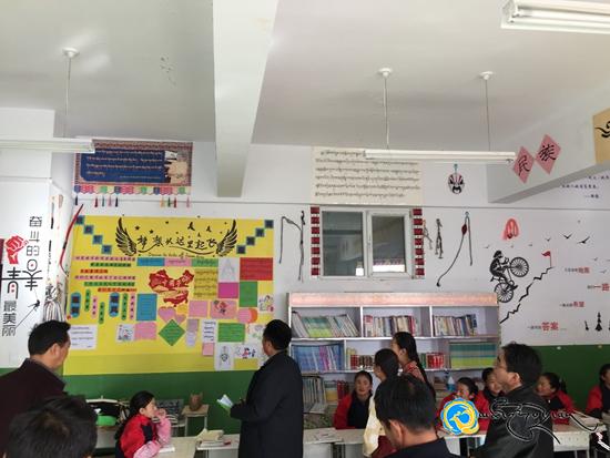 ཞིན་ཧེ་རྫོང་མི་རིགས་སློབ་འབྲིང་གཉིས་པས་དམངས་སྲོལ་རིག་གནས་སློབ་གྲྭར་འདྲེན་པ་ཞེས་པའི་བྱ་འགུལ་སྤེལ་བ།