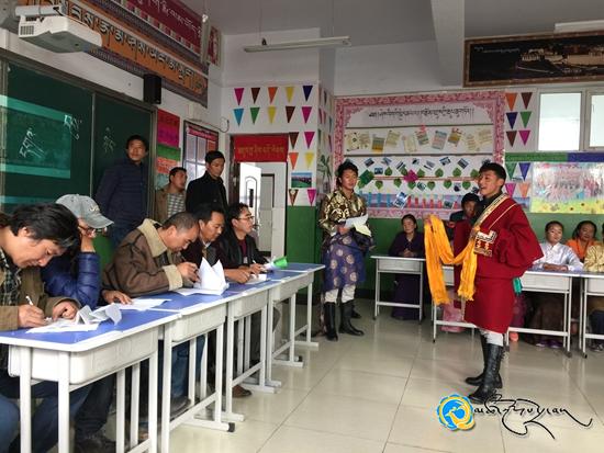 ཞིན་ཧེ་རྫོང་མི་རིགས་སློབ་འབྲིང་གཉིས་པས་དམངས་སྲོལ་རིག་གནས་སློབ་གྲྭར་འདྲེན་པ་ཞེས་པའི་བྱ་འགུལ་སྤེལ་བ།