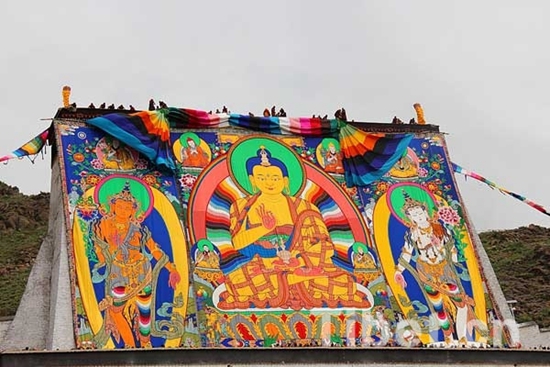 བོད་ལྗོངས་བཀྲ་ཤིས་ལྷུན་པོ་དགོན་དུ་གོས་སྐུ་བཤམས་པའི་ཆོ་ག་སྤེལ་པ།