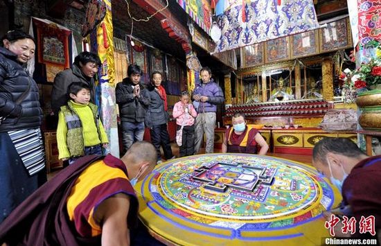 རྨད་དུ་བྱུང་བའི་རྡོ་རྗེ་འཇིགས་བྱེད་ཀྱི་དཀྱིལ་འཁོར་བཞེངས་པ།