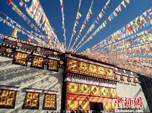 དགའ་ལྡན་སུམ་རྩེན་གླིང་གི་ཚོགས་ཆེན་འདུ་ཁང་ལ་རབ་གནས་བྱེད་པའི་བྱེད་སྒོ་སྤེལ་བ།