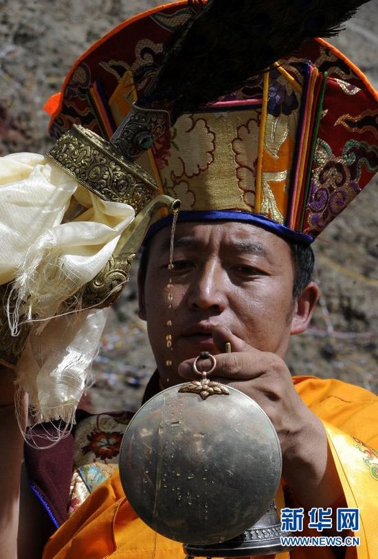བོད་ལྗོངས་མཚར་ཕུ་དགོན་པར་གོས་སྐུ་བཤམས་པའི་ཆོ་ག་སྤེལ་པ།