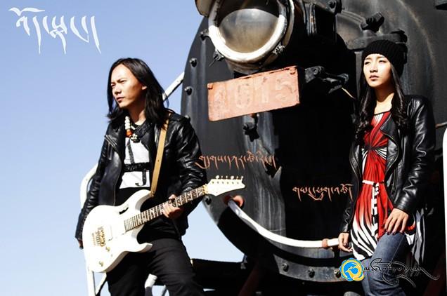 གདུགས་དཀར་ཚེ་རིང་གིMV《འོད་སྣང》ཞེས་པ་མཚོ་སྔོན་བོད་སྐད་བརྙན་འཕྲིན་དུ་གཏོང་རྒྱུ་རེད།
