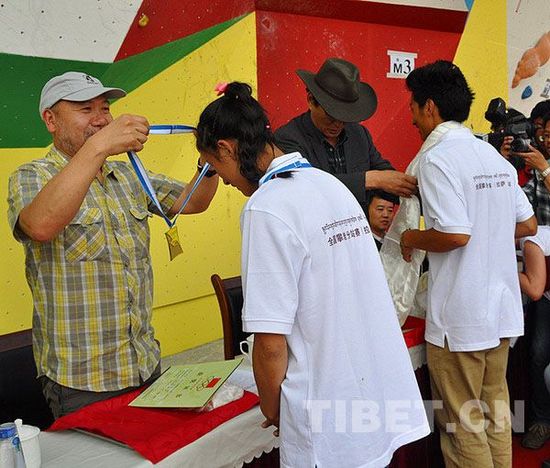 རིན་ཆེན་ལྷ་མོས་རྒྱལ་ཡོངས་བྲག་འཛེག་འགྲན་སྡུར་སྟེང་བྱ་དགའ་ཨང་དང་པོ་སྣ་གཉིས་བླངས་པ།