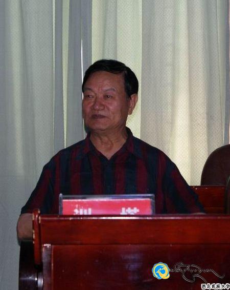 ནུབ་བྱང་མི་རིགས་སློབ་ཆེན་དུ་འབུམ་རམས་གོང་མའི་གླེང་སློང་སྙན་ཞུ་ཚོགས་འདུ་བསྡུས་པ།