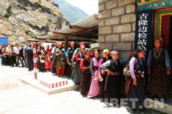 བོད་ལྗོངས་ཀྱིས་མ་དངུལ་དུང་ཕྱུར12བཏང་ནས་སྐྱིད་རོང་གྲུ་ཁ་འཛུགས་སྐྲུན་བྱེད་པ།