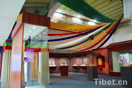 བོད་ལྗོངས་སུ《བསྐལ་བཟང་མཛེས་རྒྱན》དར་གོས་ཆེད་སྒྲིག་འགྲེམ་སྟོན་སྤེལ་བ།