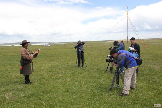 ལུ་གུ་རྒྱལ་གྱི་གཞས་ཚོགས་འོད་སྡེར《རྨ་ཁུག་མཛོད་དགེ་ཉིན་མའི་གཉེན་སྟོན》འགྲེམ་སྤེལ་བྱས་པ།