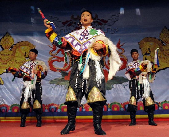 པེ་ཅིང་གི་བོད་ལྗོངས་སློབ་འབྲིང་གི་སློབ་མས་བོད་ལུགས་ལོ་གསར་རོལ་བ།