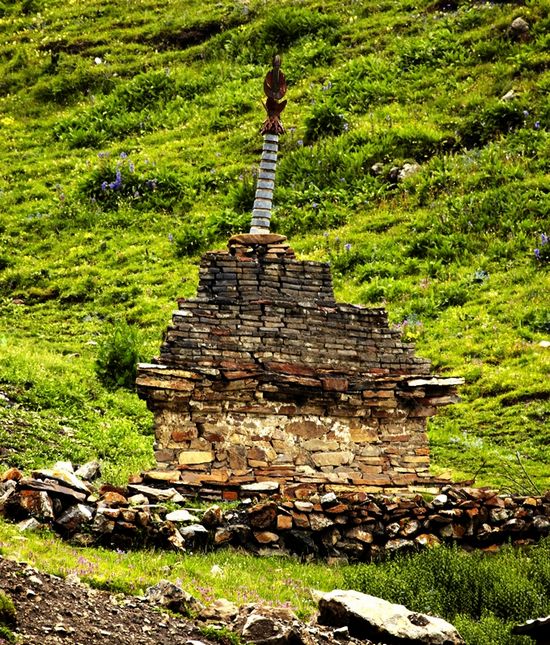 གླིང་གི་དཔའ་རྟུལ་སུམ་ཅུའི་སྐུ་གདུང་མཆོད་རྟེན་དང་རྟ་རྣ་དགོན་པ་ལ་ཞིག་གསོ་བྱེད་རྒྱུ་རེད།