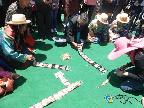  སངས་རྒྱས་སྨན་བླའི་ཉིན་དཔའ་རིས་དམངས་གླུ་བརྒྱུད་ཁྲིད་ལས་འགུལ་སྤེལ།
