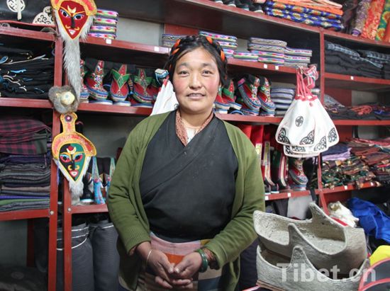 སྒྲོལ་མས་སྲོལ་རྒྱུན་མི་རིགས་གྱོན་ཆས་བཟོ་གྲྭ་ལ་བརྟེན་ནས་ཕྱུག་བསྒྱུར་གྱི་ལམ་དུ་འདོང་བ།