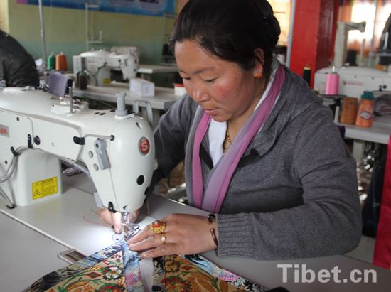 སྒྲོལ་མས་སྲོལ་རྒྱུན་མི་རིགས་གྱོན་ཆས་བཟོ་གྲྭ་ལ་བརྟེན་ནས་ཕྱུག་བསྒྱུར་གྱི་ལམ་དུ་འདོང་བ།