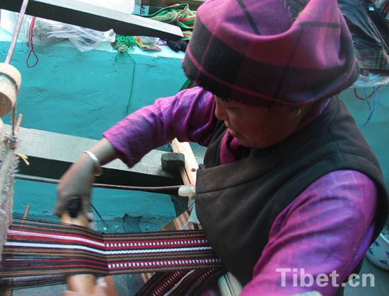 སྒྲོལ་མས་སྲོལ་རྒྱུན་མི་རིགས་གྱོན་ཆས་བཟོ་གྲྭ་ལ་བརྟེན་ནས་ཕྱུག་བསྒྱུར་གྱི་ལམ་དུ་འདོང་བ།