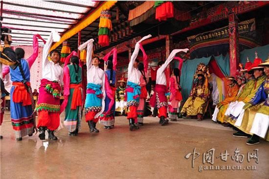 ཀན་ལྷོའི་ཨུར་སྟེང་སྡེ་བས་བོད་ཀྱི་ཟློས་གར་རྒྱུན་འཛིན་བྱེད་བཞིན་པ།