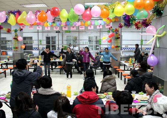 པེ་ཅིང་དུ་ཡོད་པའི་བོད་རིགས་སློབ་མ་རྣམས་ཀྱིས་དགུ་ཐུག་བསྐོལ་བ།