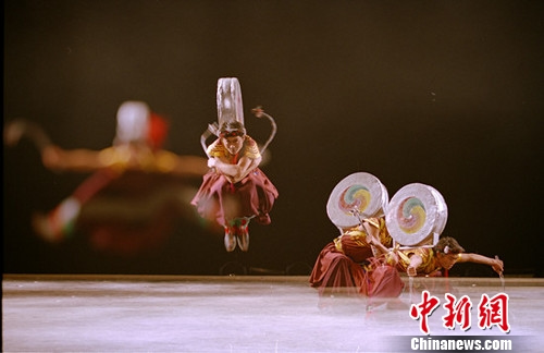 ཞབས་བྲོ་ཟློས་གར《སེམས་ཀྱི་ཉི་ཟླ》ཞེས་པ་མི་འགྱངས་པར་འཁྲབ་སྟོན་བྱ་རྒྱུ་རེད།