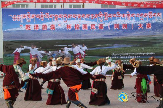མཁྱེན་བརྩེ་འོད་སྣང་བུམ་པ་རྟགས་ཅན་གྱི་སློབ་རའི་ཨ་རྩེད་འགྲན་ཚོགས།