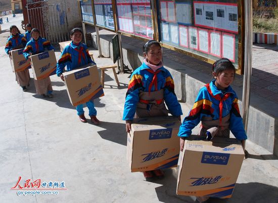 པེ་ཅིང་གི་དམངས་གཉེར་ཁེ་ལས་པས་བསང་ཆུའི་སློབ་ཆུང་ཞིག་ལ་རྩིས་འཁོར་གནང་བ།