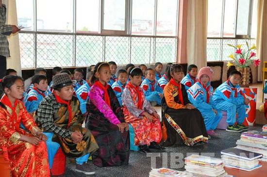 ལྷ་སའི་སློབ་ཆུང་དང་པོ་རུ་ང་དཔེ་ཀློག་ལ་དགའ་ཞེས་པའི་གཏམ་བཤད་འགྲན་སྡུར་སྤེལ་པ།