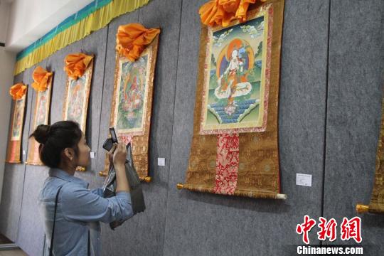 ཐང་གའི་བརྩམས་ཆོས་བརྒྱ་ལྷག་ལན་ཀྲུའུ་ནས་འགྲེམ་སྟོན་བྱས་པ།