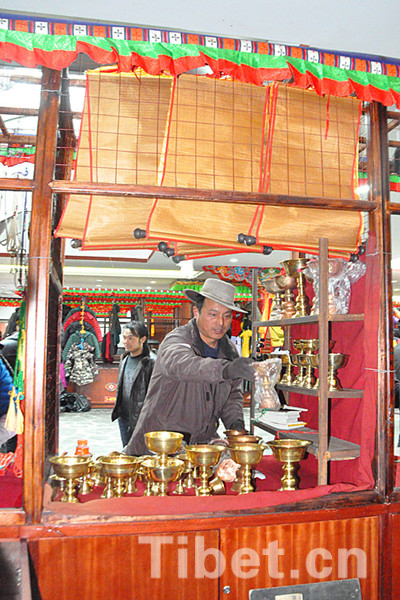 ལྷ་སའི་གྲོང་ཁུལ་རྙིང་བའི་ཚོང་གནས3000ལྷག་བར་སྐོར་ཚོང་གྲོང་དུ་སྤར་བ།
