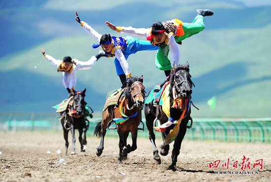 རྔ་བ་ཁུལ་ཁྱུང་མཆུ་རྫོང་དུ་སྲོལ་རྒྱུན་གྱི་རྟ་རྩལ་འགྲན་སྡུར་ཐོག་མ་སྤེལ་བ།