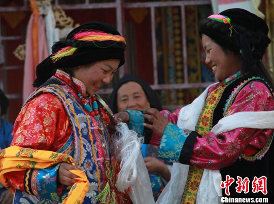 甘肃舟曲藏羌村寨演绎“藏羌服饰秀”