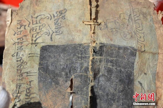 ཀན་སུའུ་འབུམ་གླིང་དགོན་གྱི་བྲག་ཕུག་ཏུ་ནང་བསྟན་ཆོས་དཔེའི་ཤོག་ལྷེ་དུམ་བུ་རྙེད་པ། ཀན་སུའུ་འབུམ་གླིང་དགོན་གྱི་བྲག་ཕུག་ཏུ་ནང་བསྟན་ཆོས་དཔེའི་ཤོག་ལྷེ་དུམ་བུ་རྙེད་པ།