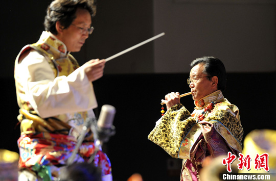 བོད་ཀྱི་སྲོལ་རྒྱུན་རོལ་ཆས་ཏེ་རྒོད་གླིང《བོད་ལྗོངས་ཀྱི་དཔྱིད་ཀ》ཞེས་པའི་རོལ་ཚོགས་སྟེང་མངོན་པ།