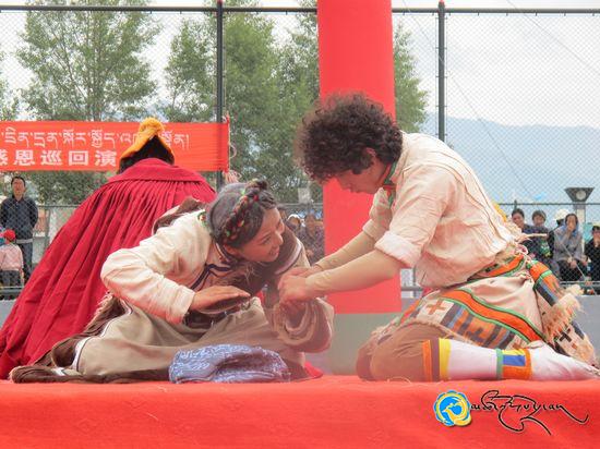 《ཡུལ་ཤུལ་གྱིས་བརྗེད་མི་སྲིད》ཅེས་པའི་གླུ་བྲོའི་ཟློས་གར་རྒྱ་རྡོར་ནས་འཁྲབ་སྟོན་བྱས་པ། 《ཡུལ་ཤུལ་གྱིས་བརྗེད་མི་སྲིད》ཅེས་པའི་གླུ་བྲོའི་ཟློས་གར་རྒྱ་རྡོར་ནས་འཁྲབ་སྟོན་བྱས་པ།