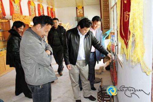 མཚོ་སྔོན་པོ་བྱེ་མ་ལ་བདུན་གེ་སར་རིག་གནས་ཤུལ་བཞག་ལ་སྲུང་སྐྱོབ་བྱེད་པ།