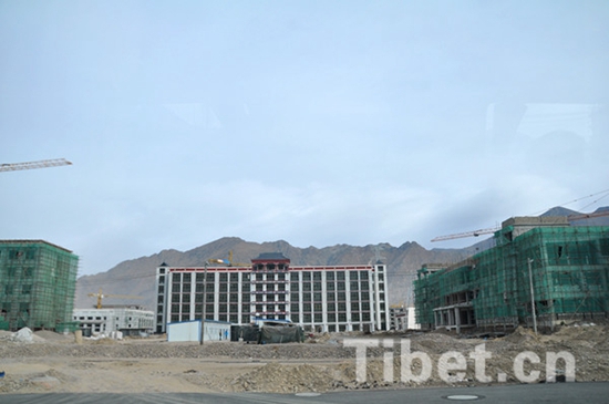 ད་ལོའི་ཟླ9པར་བོད་ལྗོངས་ཀྱི་ཆེས་ཆེ་བའི་སློབ་གསོའི་གྲོང་དུ་དགེ་སློབ་ཀྱི་སྡེ་ཐོག་མ་སྤར་རྒྱུ་རེད།