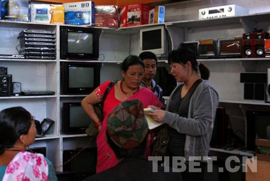 བོད་ལྗོངས་ཀྱིས་མ་དངུལ་དུང་ཕྱུར12བཏང་ནས་སྐྱིད་རོང་གྲུ་ཁ་འཛུགས་སྐྲུན་བྱེད་པ།