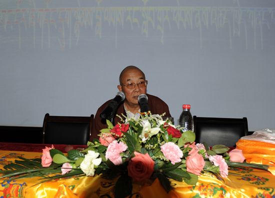 དགེ་རྒན་ཆེན་མོ་དོར་ཞི་ལགས་ཀྱིས་མཚོ་སྔོན་མི་རིགས་སློབ་ཆེན་དུ་རིག་གཞུང་འཆད་ཁྲིད་གནང་བ།