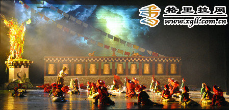 དམངས་སྲོལ་བྲོ་གར་ཆེན་མོ《སེམས་ཀྱི་ཉི་ཟླ》ཞེས་པ་འཁྲབ་སྟོན་བྱེད་འགོ་ཚུགས་པ།