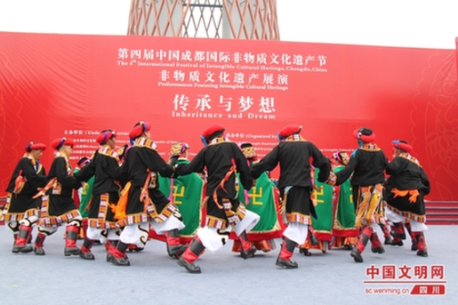 རྒྱལ་རོང་བོད་དམངས་ཀྱིས་བོད་ཀྱི་དམངས་གླུ་རྒྱུན་འཛིན་བྱེད་པ།