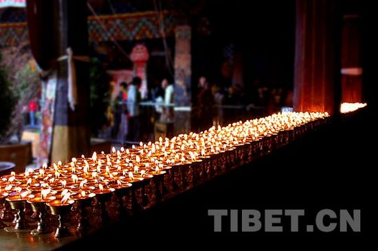 ལྷ་སའི་གཙུག་ལག་ཁང་དུ་བཅོ་ལྔའི་མཆོད་པ་འབུལ་བ།