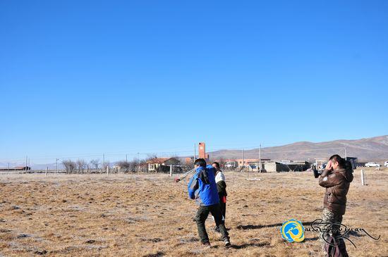 ཧུང་ཡོན་གྱི་དམངས་ཁྲོད་ཡུལ་སྲོལ་རིག་གནས་ཀྲུང་དབྱང་བརྙན་སྟེགས་ལེ་ཚན་དུ་ཕབ་པ།