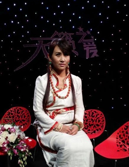 《རང་བྱུང་སྙན་དབྱངས་ཏེ་བོད་གླུའི་འགྲན་ཚོགས》སྐབས་བཞི་བ་དངོས་སུ་འགོ་ཚུགས་པ།