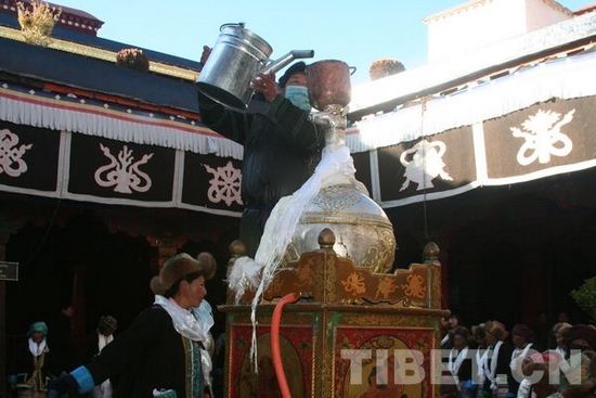 ལྷ་སའི་སྐྱེས་མ་རྣམས་ཀྱིས“དཔལ་ལྷ་མོའི”དུས་སྟོན་རོལ་བ།