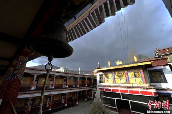 རྨད་དུ་བྱུང་བའི་རྡོ་རྗེ་འཇིགས་བྱེད་ཀྱི་དཀྱིལ་འཁོར་བཞེངས་པ།