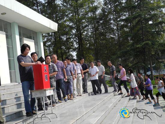 རྡོ་རྗེ་མཁར་གྱིས་རང་སྲོག་བློས་བཏང་ནས་ཧོ་པེའི་རྒྱ་རིགས་བུ་མོ་སྐྱབས་པ།