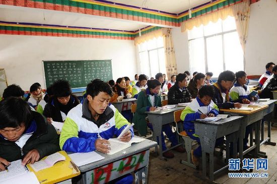 བོད་ལྗོངས་སོག་རྫོང་སློབ་འབྲིང་གིས་བོད་ཀྱི་གསོ་རིག་འཛིན་གྲྭ་བསྡུས་པ།