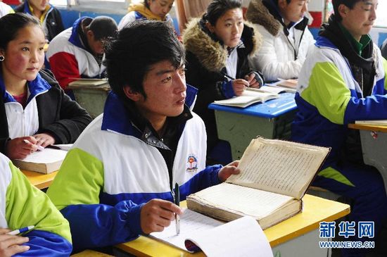 学生正在上藏医课