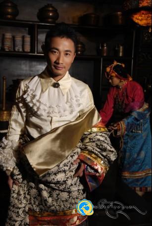 གླུ་བ་པདྨ་མ་བསམ་གྲུབ་ཀྱིས་བོད་ལུགས་ལོ་སར་ལ་བཀྲ་ཤིས་པའི་ཁ་གཡང་བརྗོད་པ།