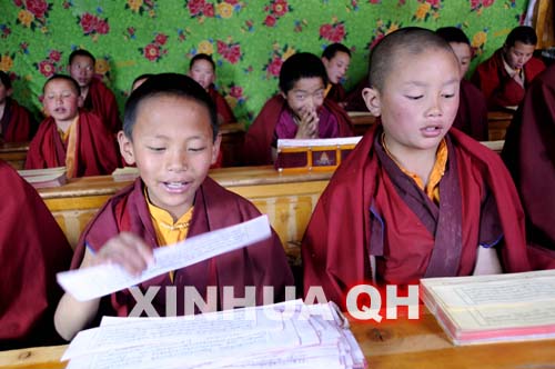 ཁྲ་འགུ་དགོན་པའི་བཙུན་ཆུང་རྣམས་ཀྱིས་སློབ་པའི་ལས་ལ་བརྩོན་པ།